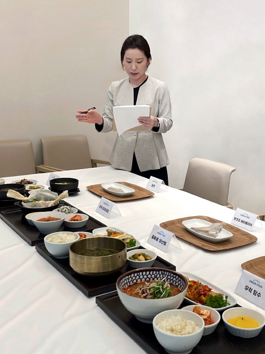 HD현대 글로벌R&D센터에서 우럭과 전복을 활용한 신규 레시피의 품평회를 실시하는 모습. HD현대 제공